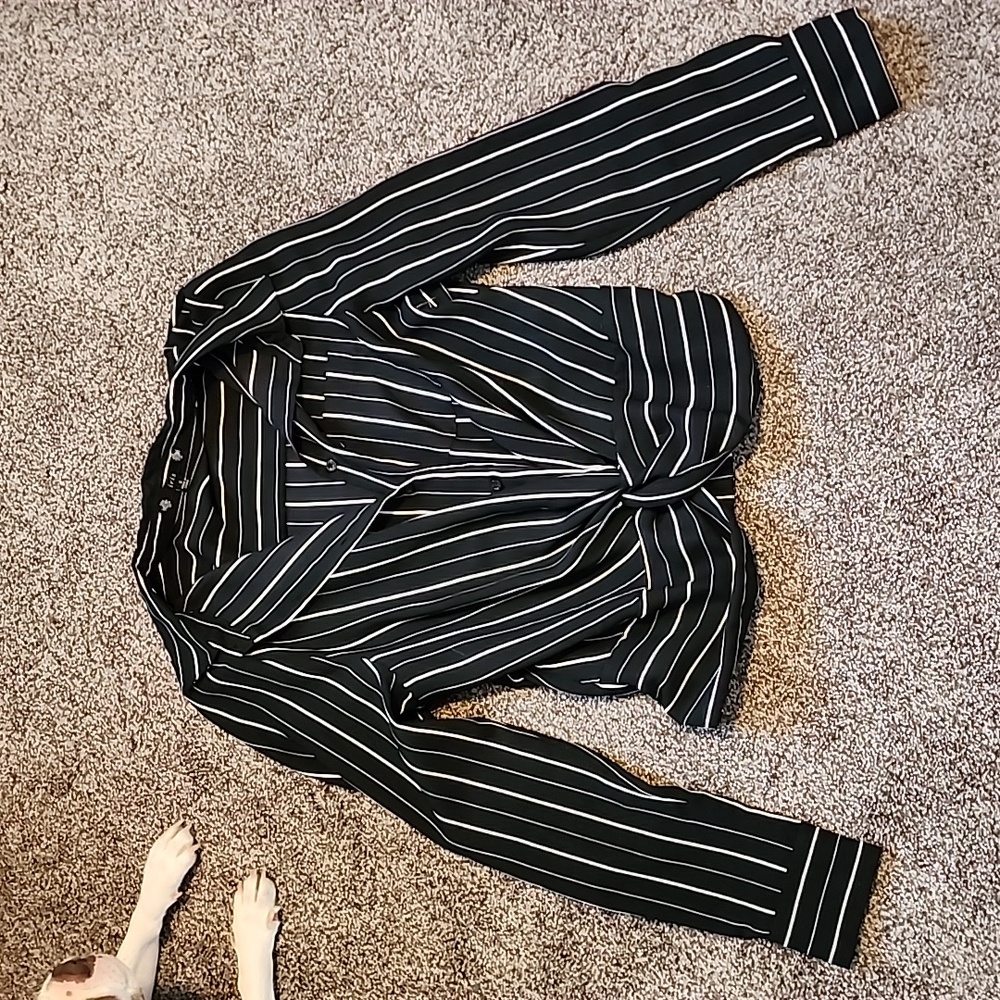 Black and white Long sleeve collared shirt
